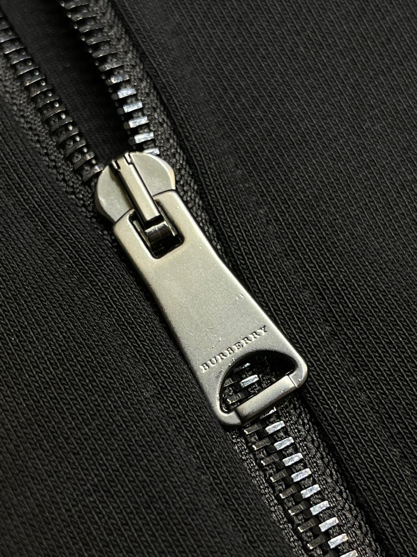 Schwarze und graue Jacke