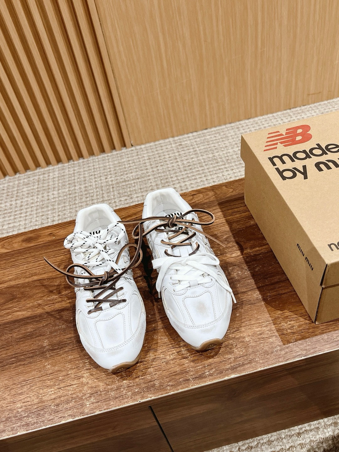 أحذية متعددة الألوان