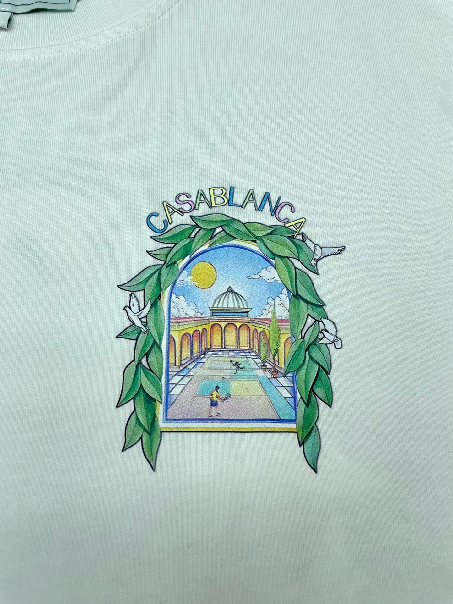 Schwarzes, himmelblaues und weißes T-Shirt