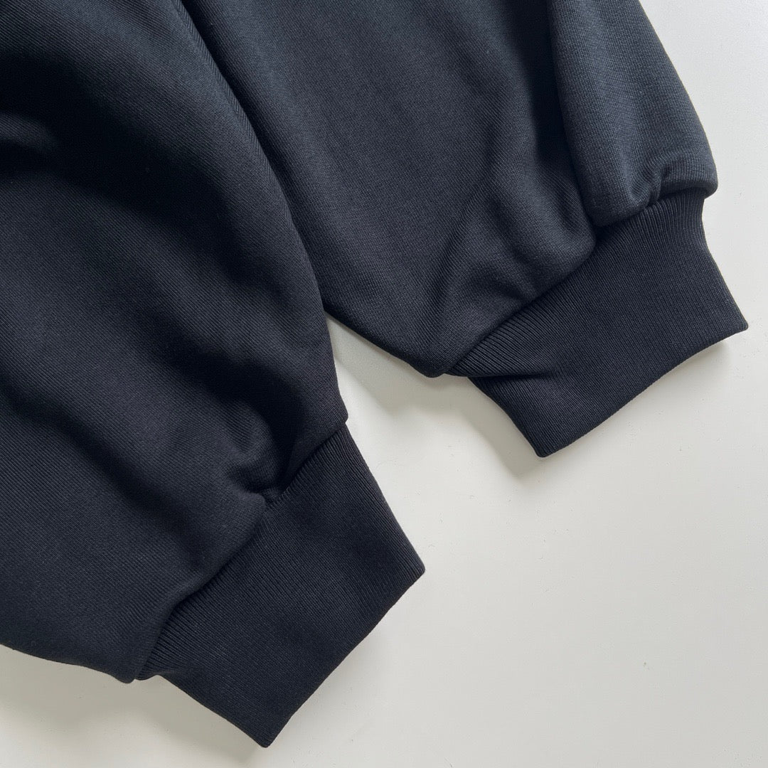 Schwarz-weißer Kapuzenpullover