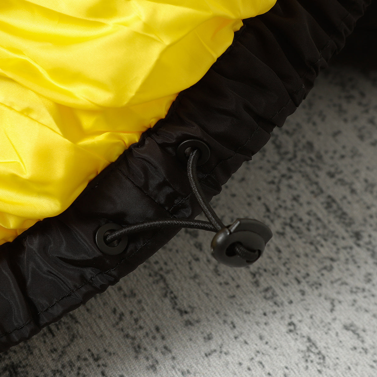 Schwarze und graue Jacke