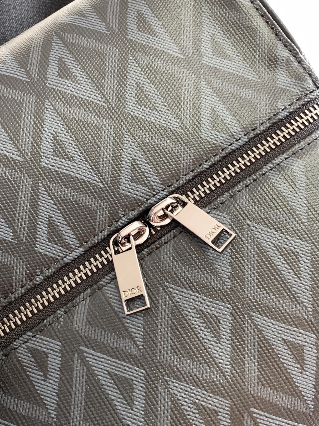 Graue und schwarze Tasche