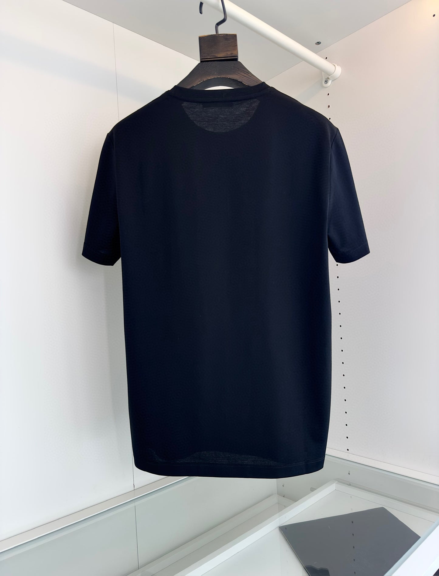 Schwarz-weißes T-Shirt