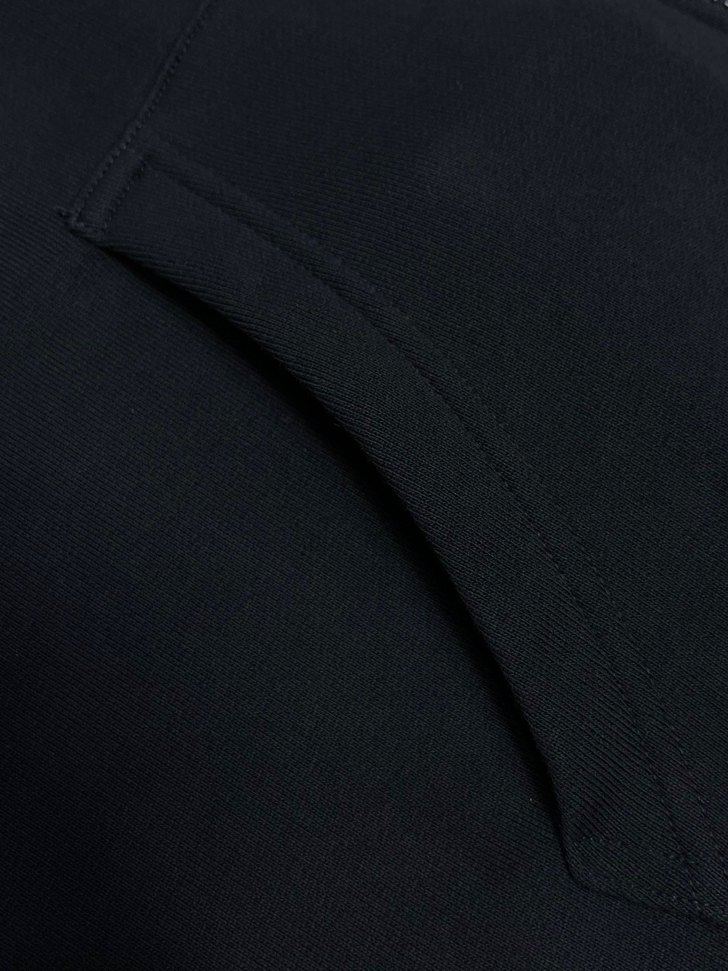 Schwarze und graue Jacke