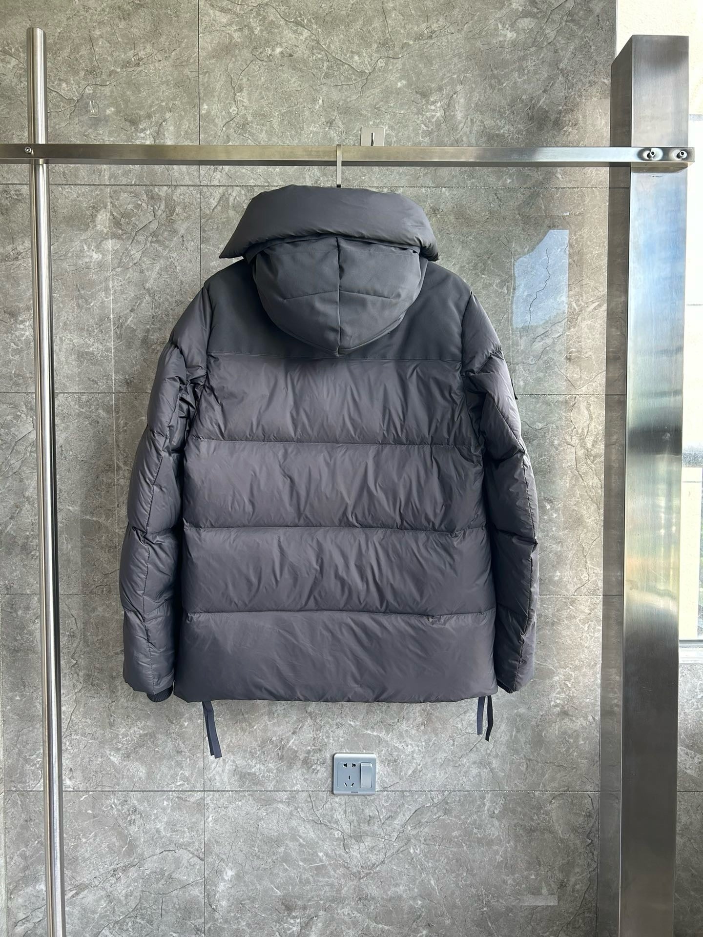 Weiße, graue und schwarze Jacke