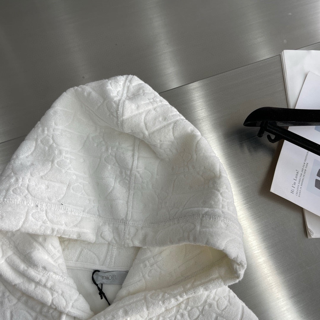 Schwarz-weißer Kapuzenpullover