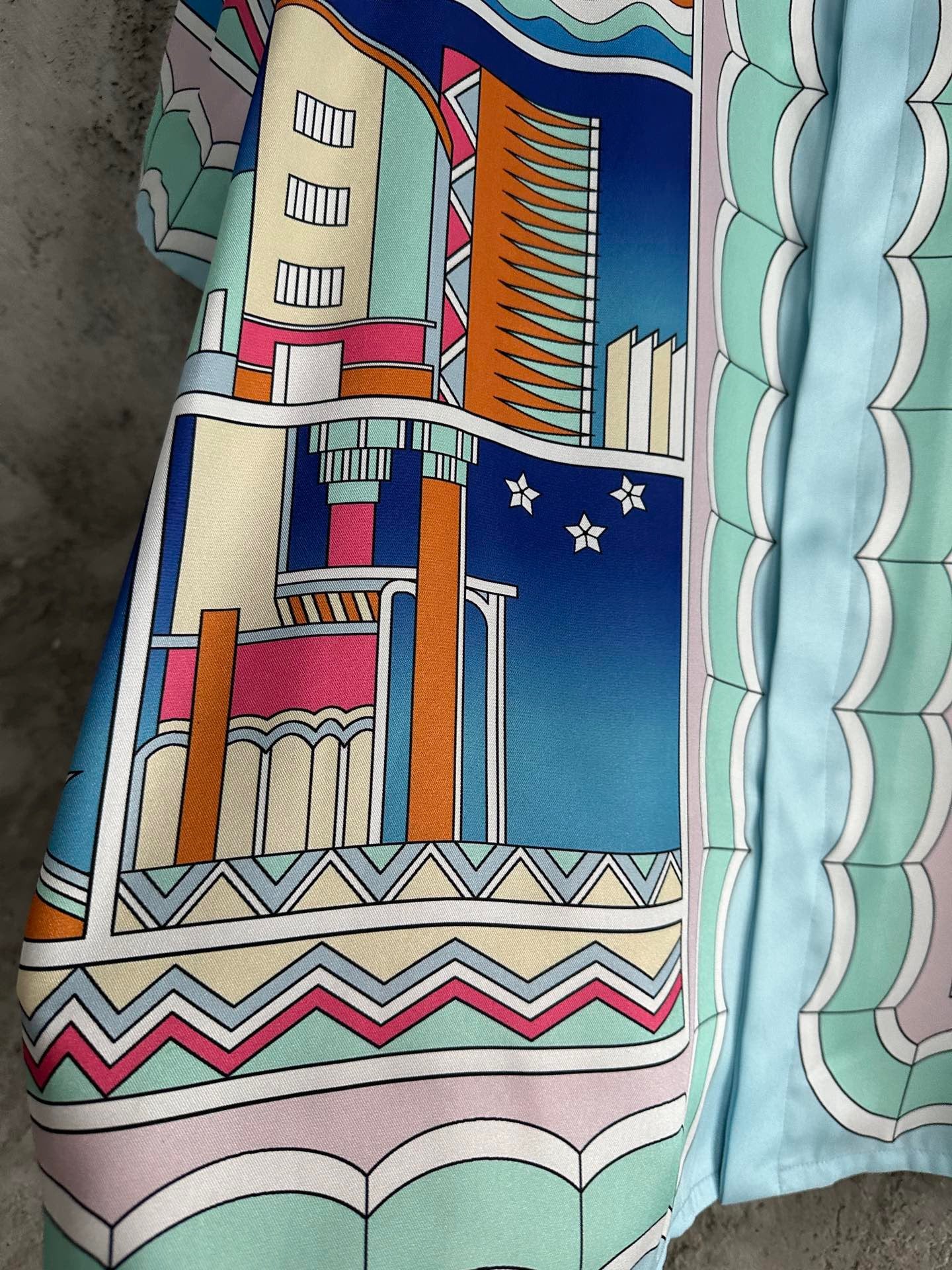 قميص متعدد الألوان