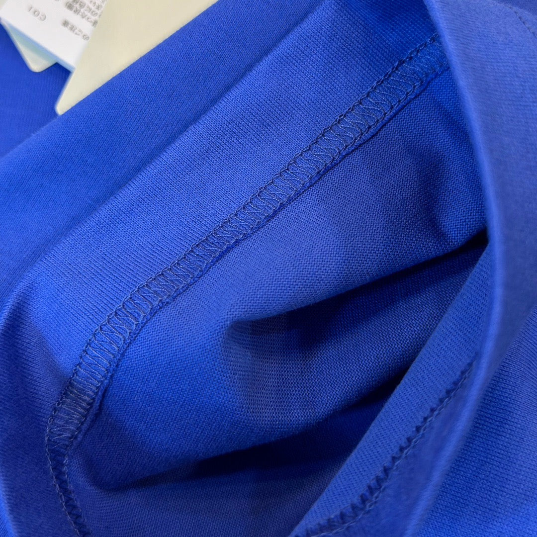 Weißes und blaues T-Shirt