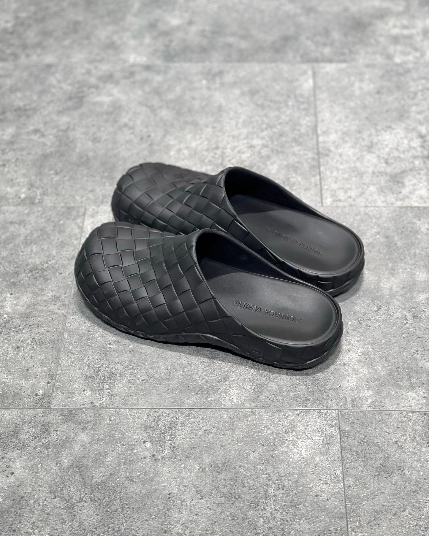 Zapatos negros, blancos y verdes