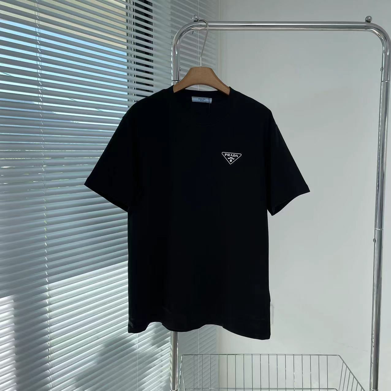 Schwarz-weißes T-Shirt