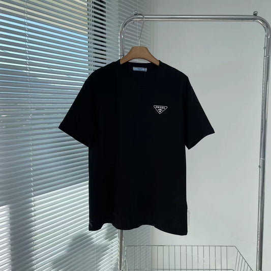 تي شيرت أبيض وأسود