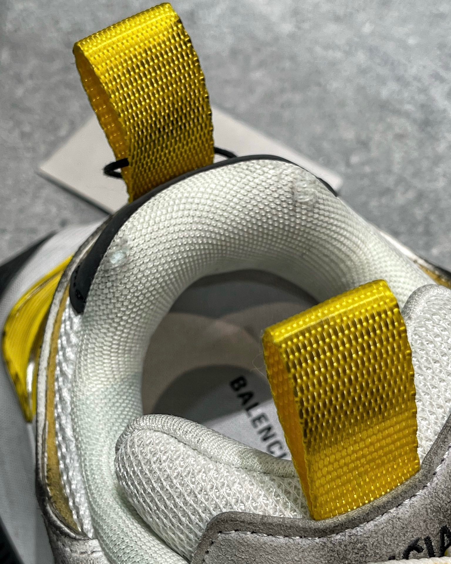 Silbergelbe Schuhe - Größe 46