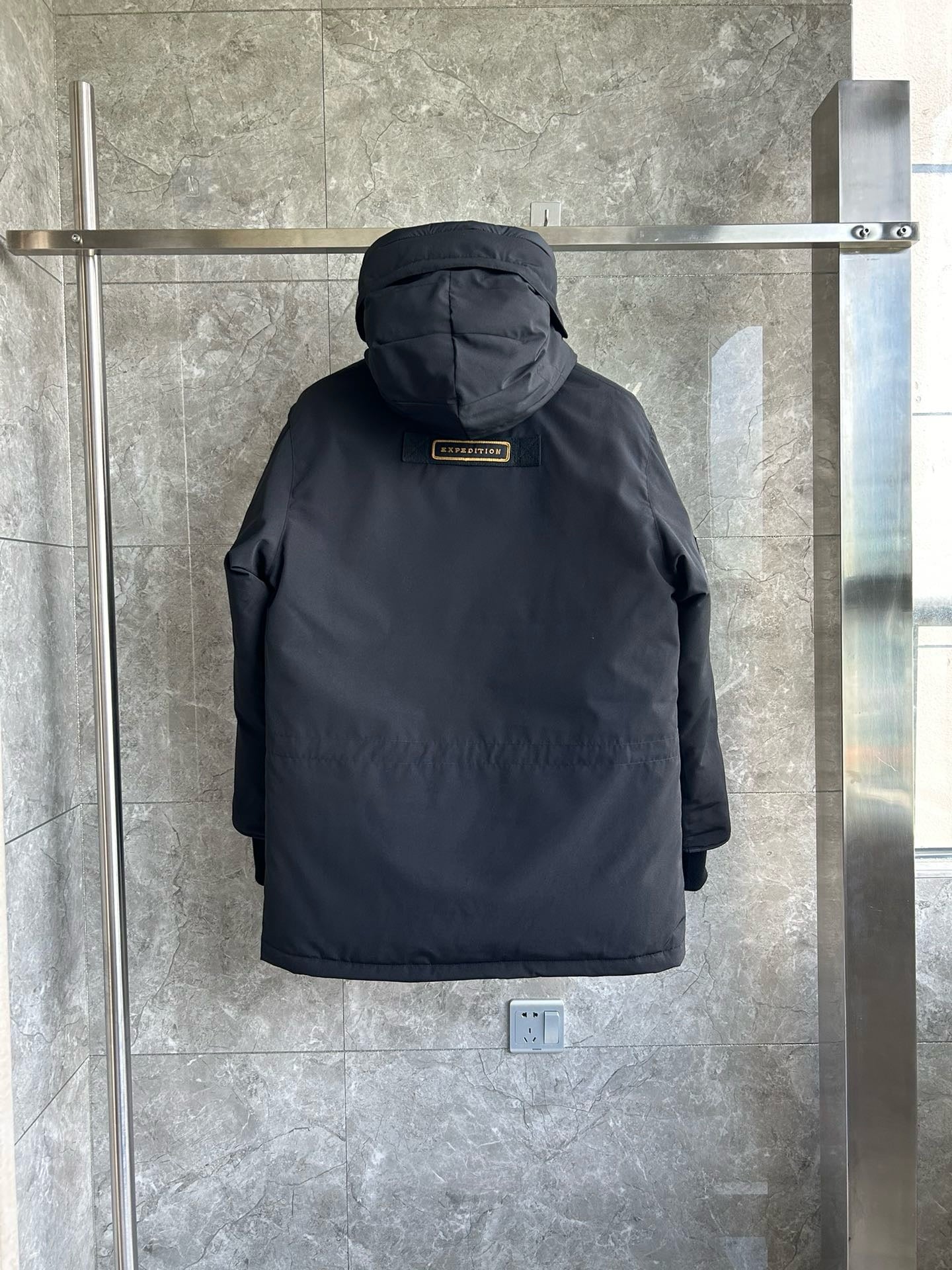 Weiße, graue, rote und schwarze Jacke