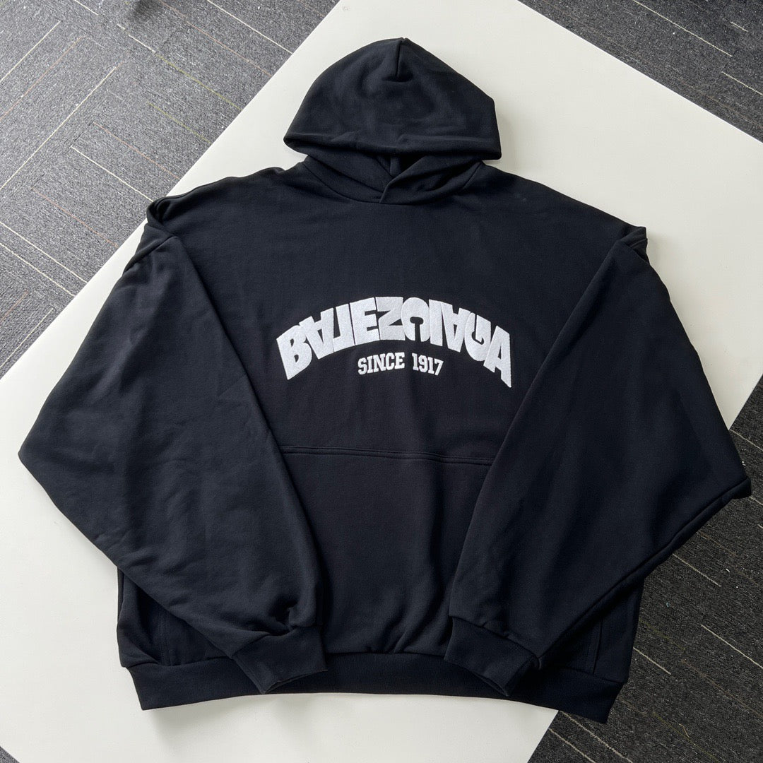 Schwarz-weißer Kapuzenpullover