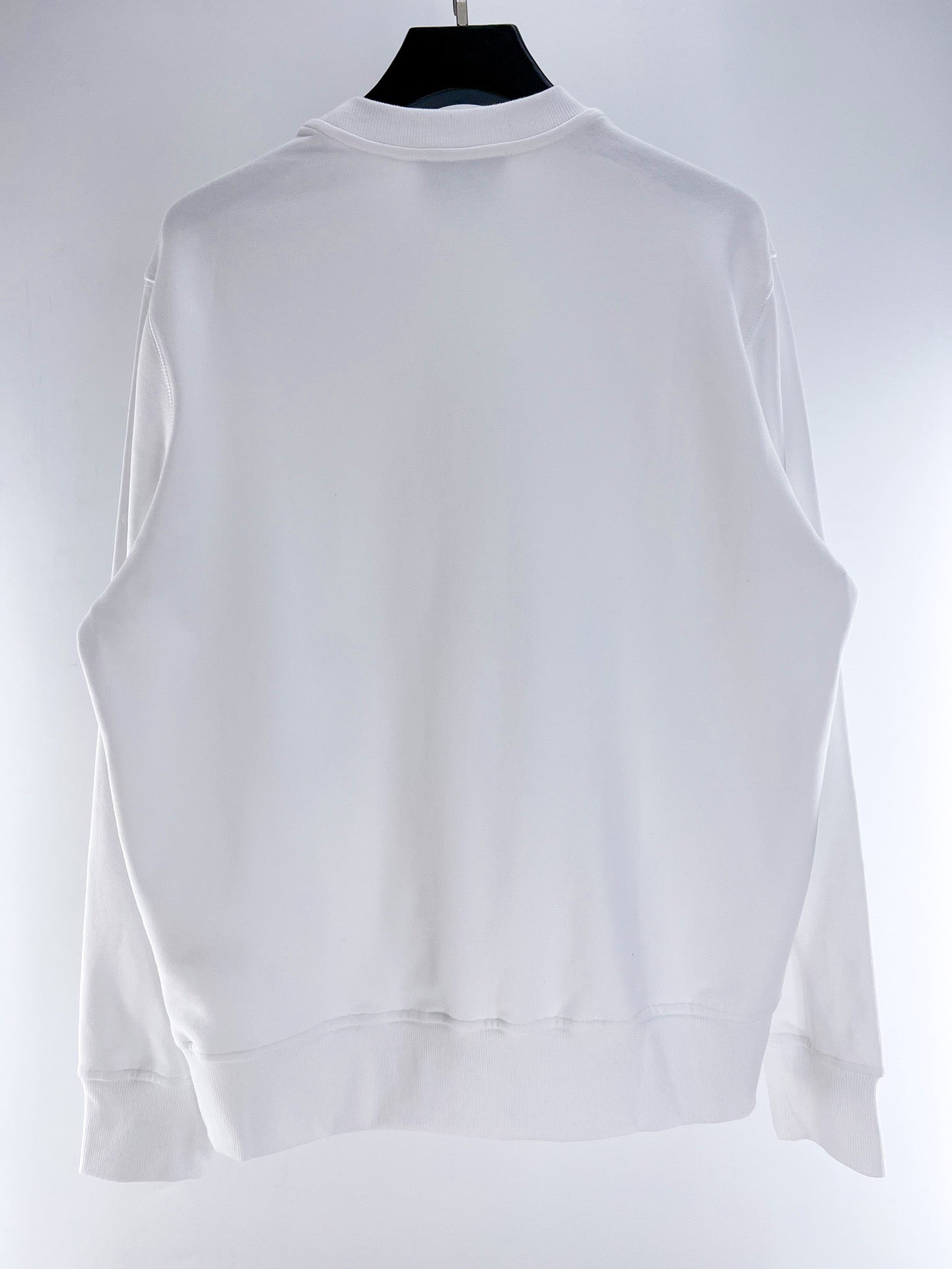 weißes und graues Sweatshirt