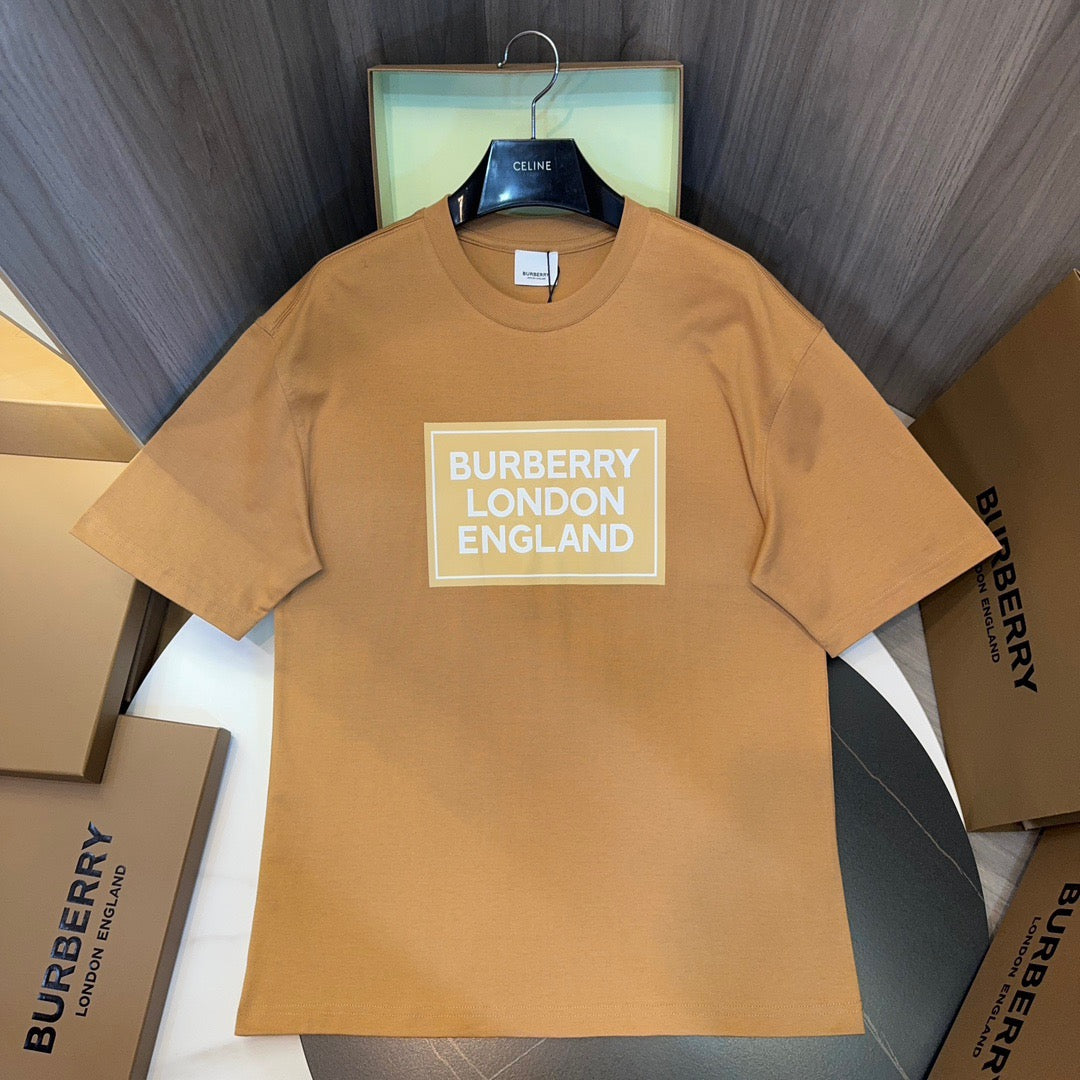 Schwarzes, weißes, khakifarbenes und graues T-Shirt