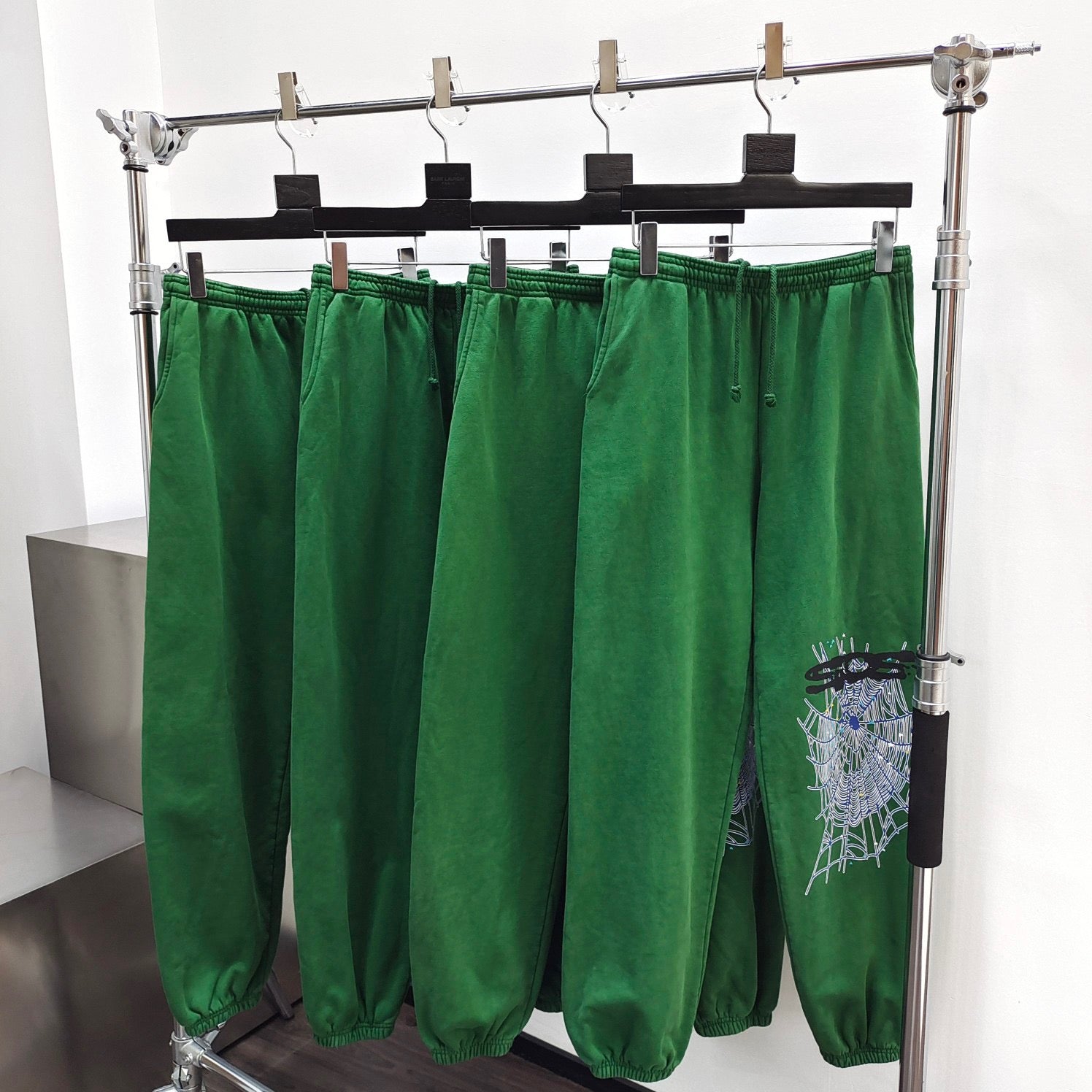 Grüne und rote Hose