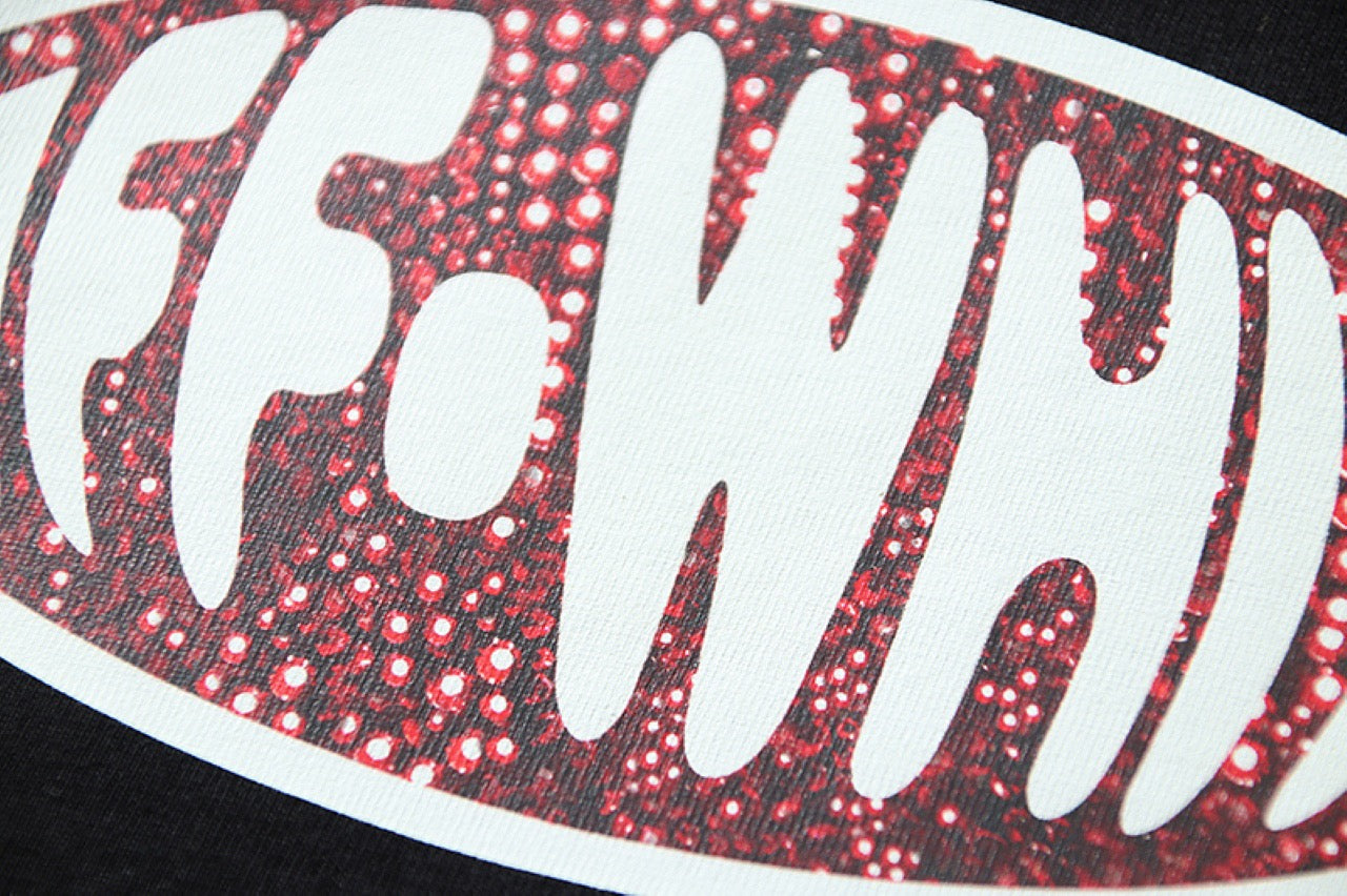 Rotes, schwarzes, blaues und weißes T-Shirt