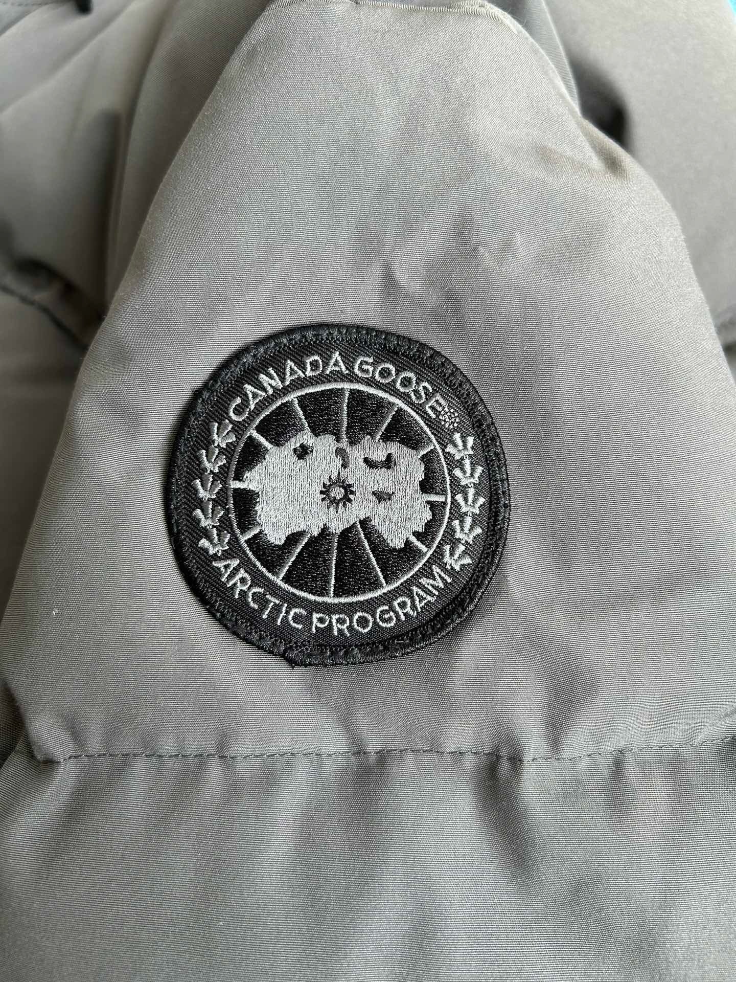 Weiße, graue, blaue und schwarze Jacke
