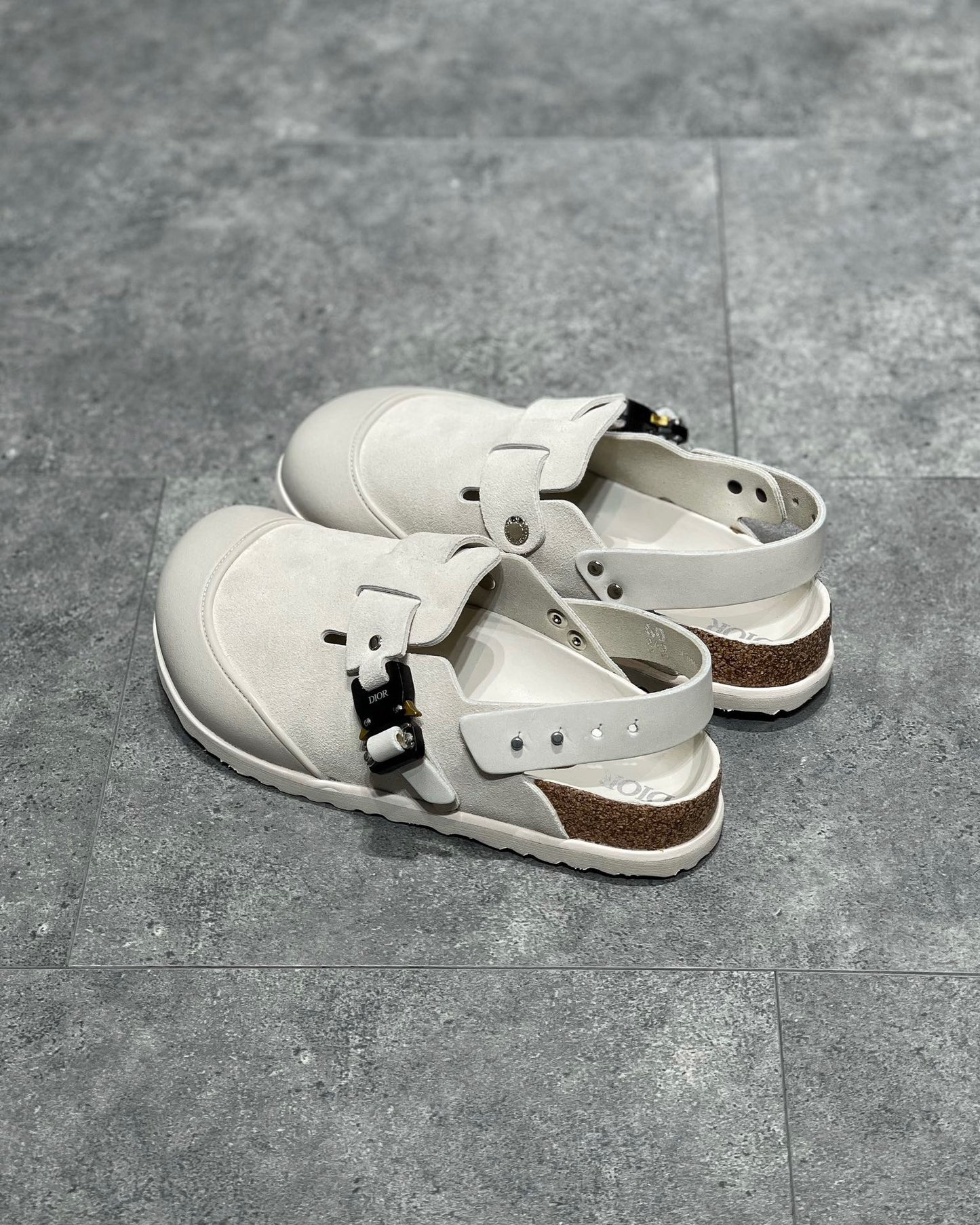 أحذية باللون الأسود والرمادي والأبيض العاجي