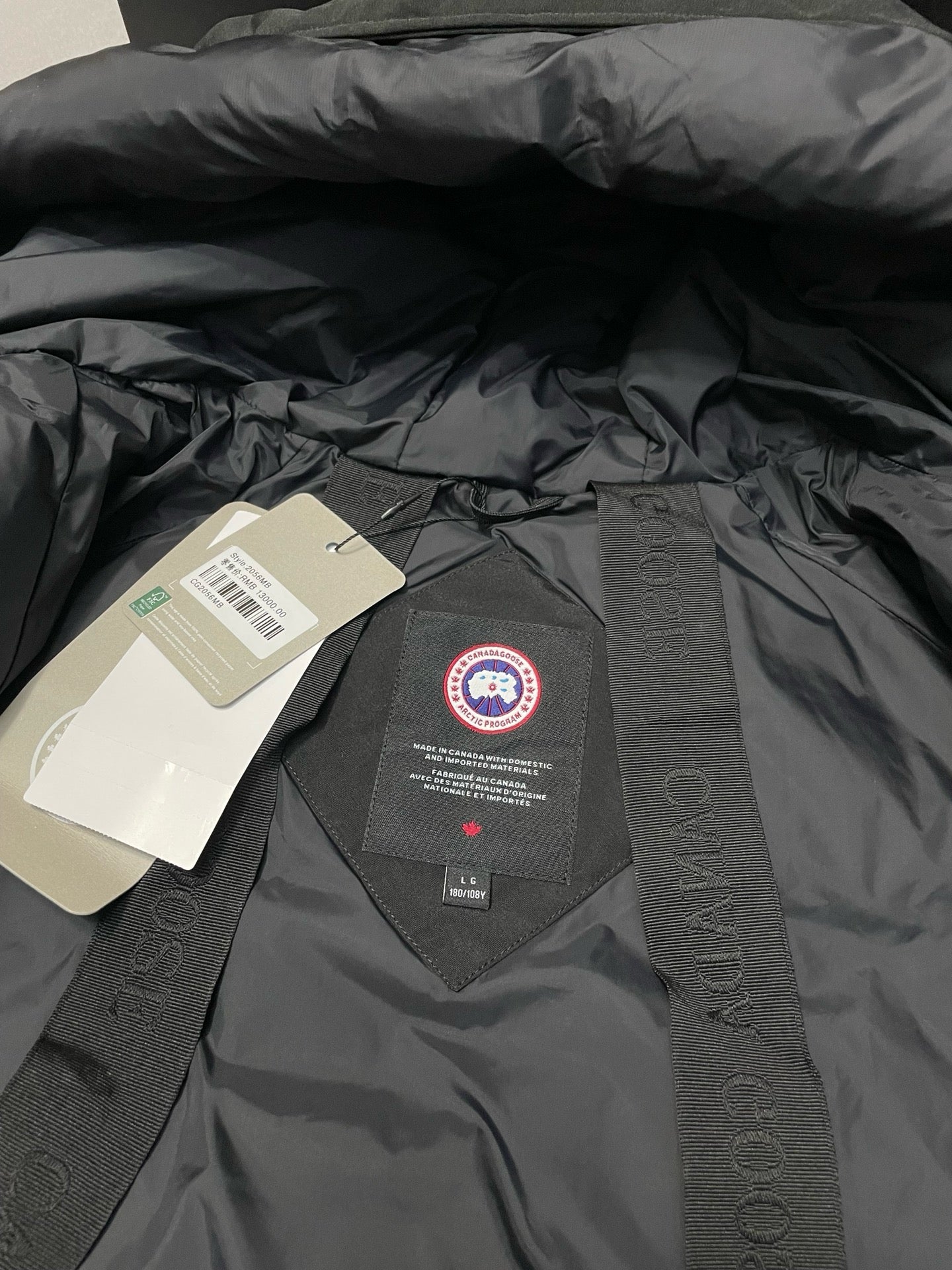 weiße und schwarze Jacke