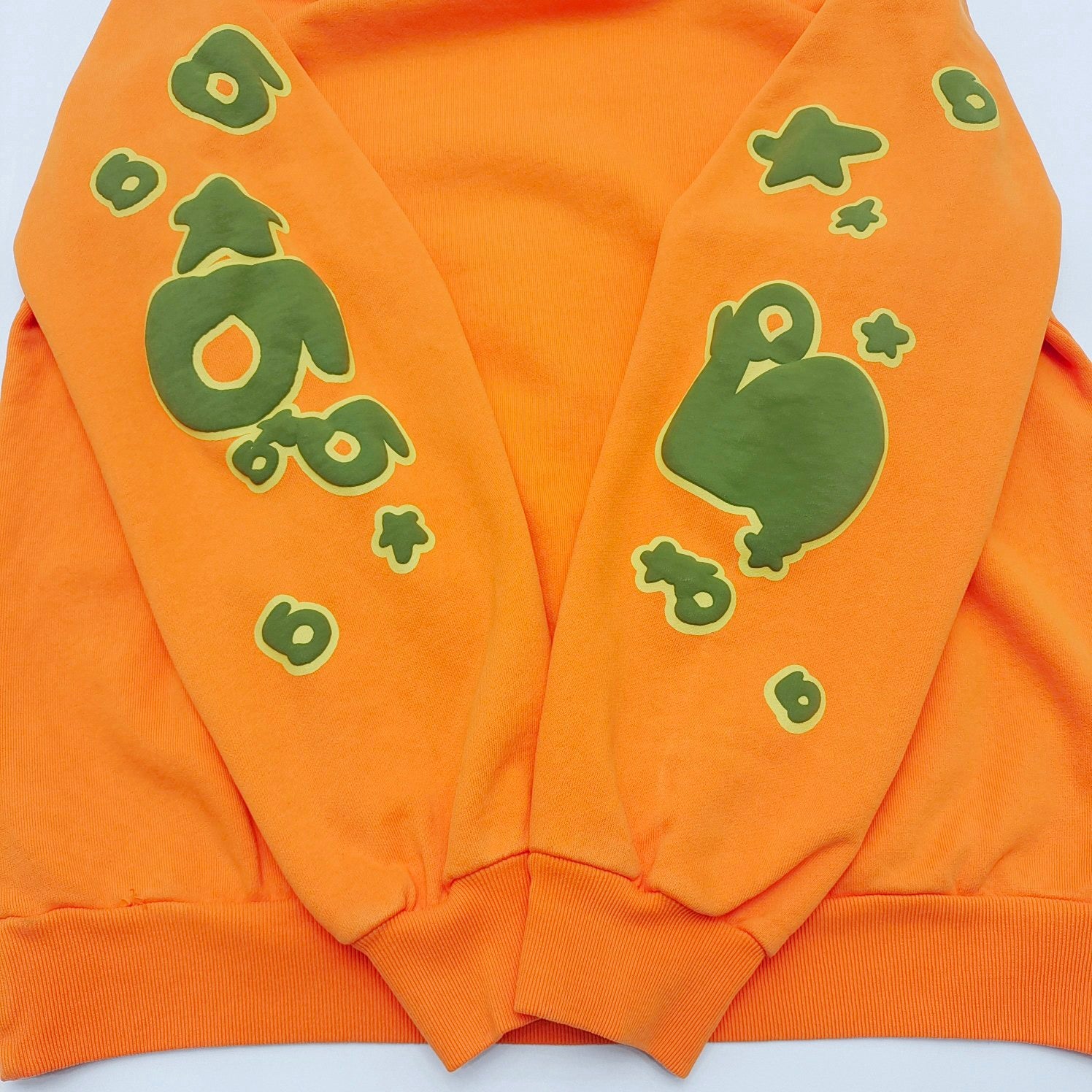 Orangefarbener Kapuzenpullover