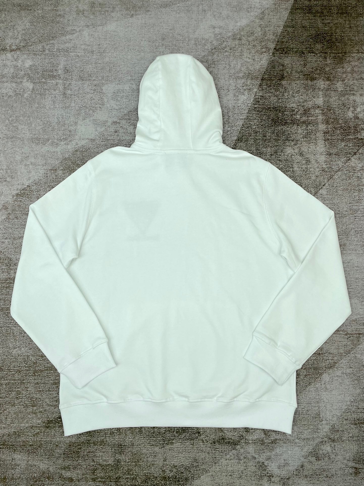 Schwarz-weißer Kapuzenpullover
