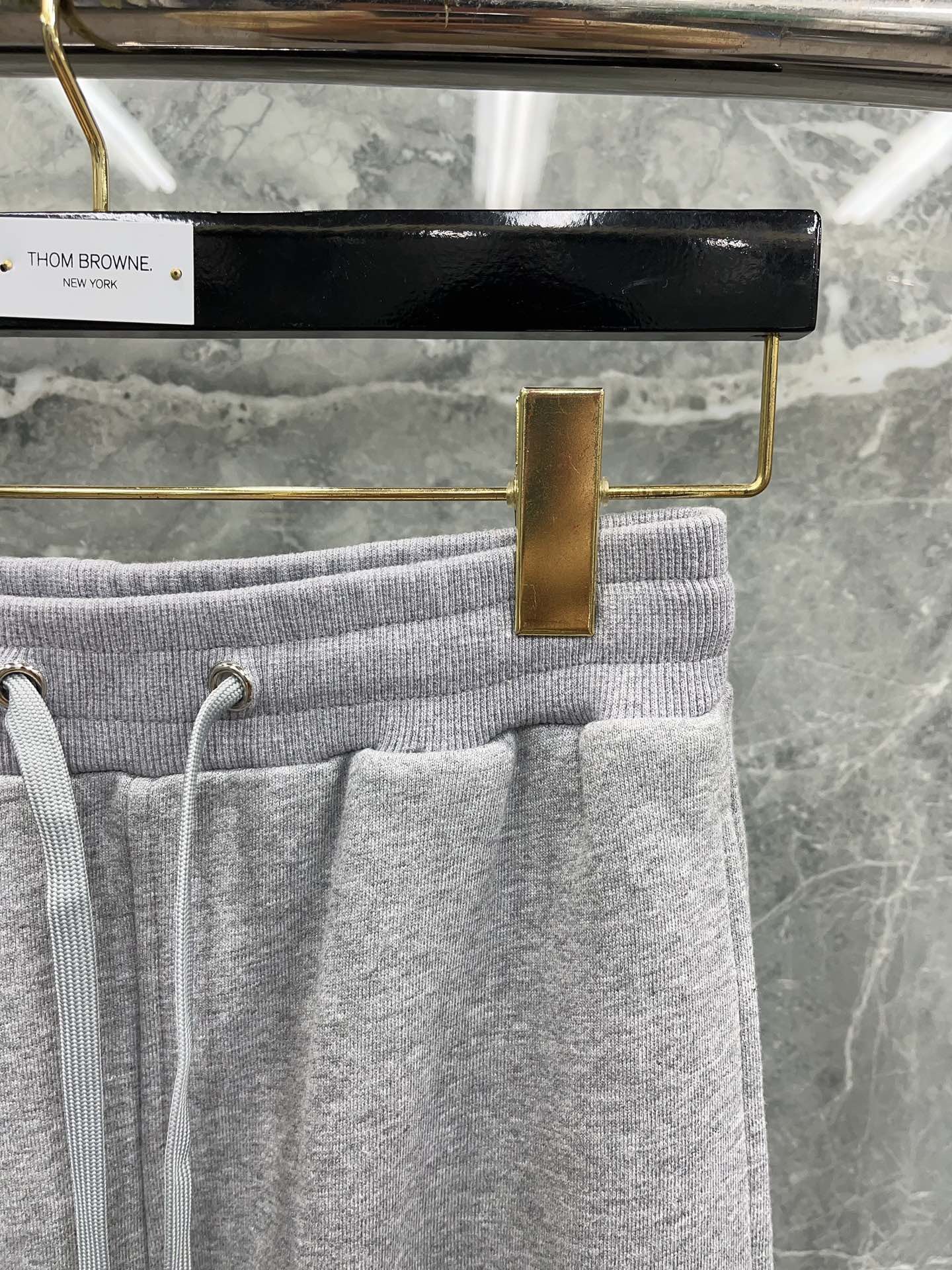 بنطال أسود ورمادي وأبيض