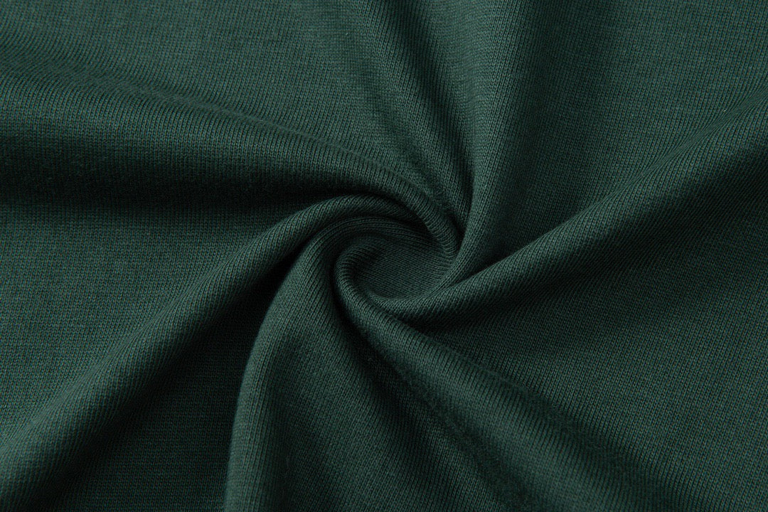 Dunkelgrünes und graues T-Shirt