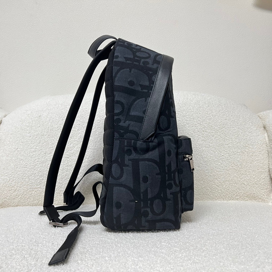 Bolso oblicuo negro y clásico