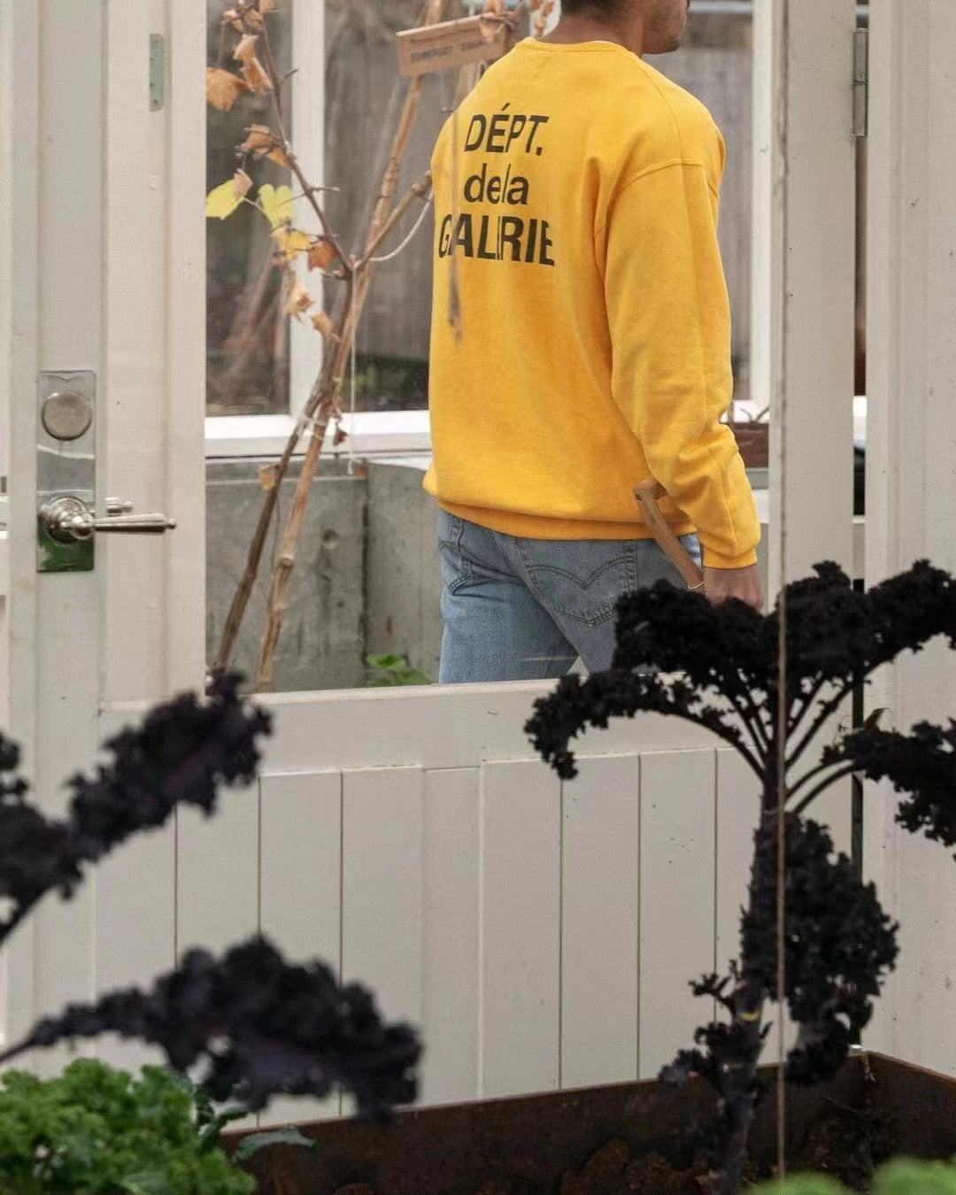 Gelbes Sweatshirt