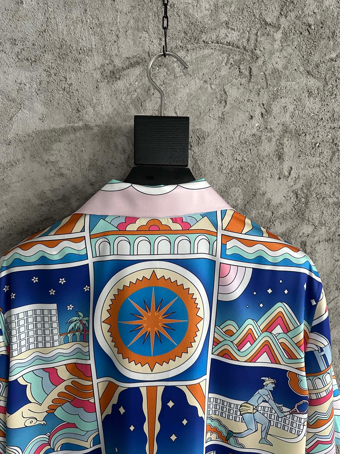 قميص متعدد الألوان