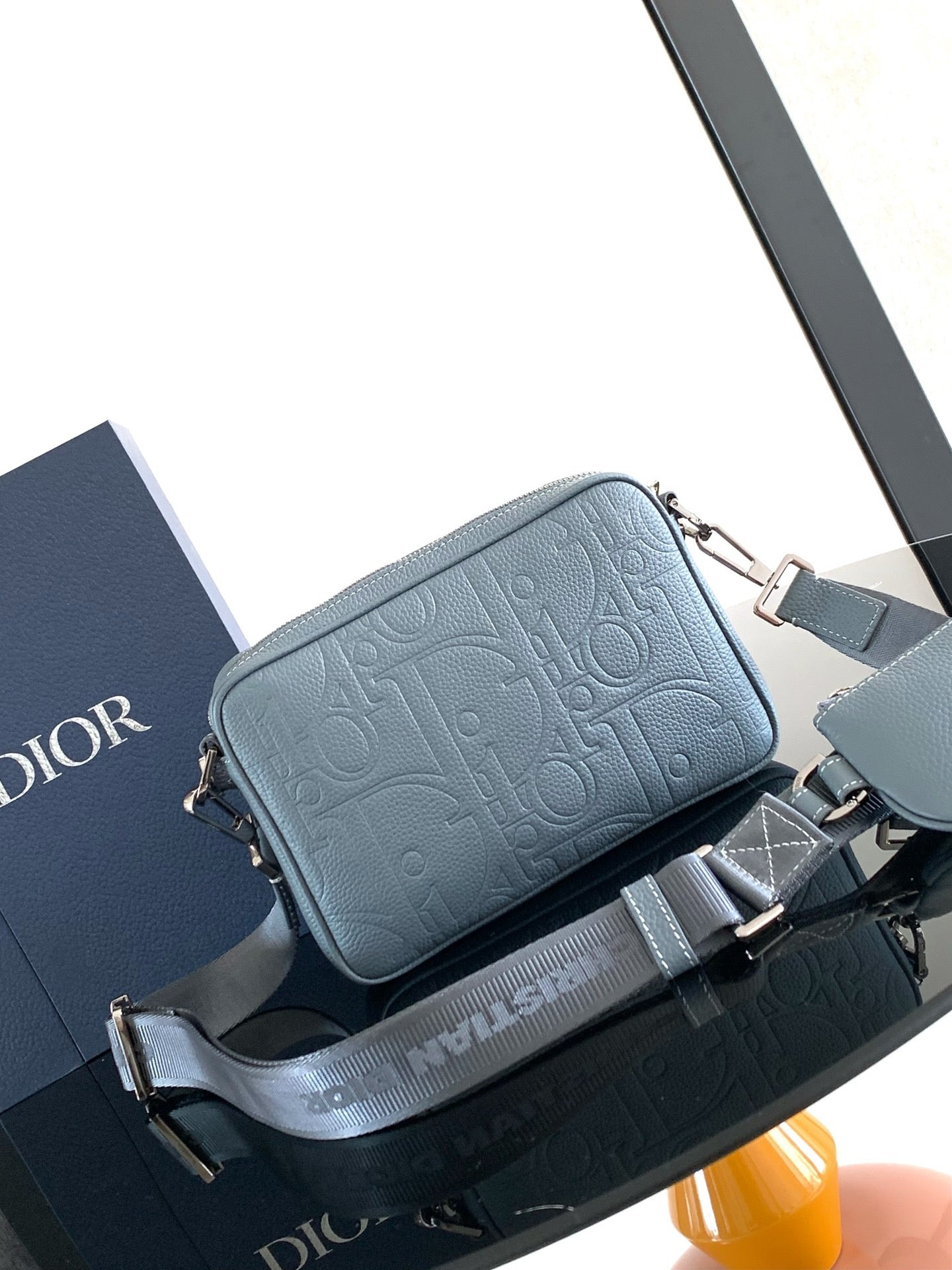 Graublaue und schwarze Tasche