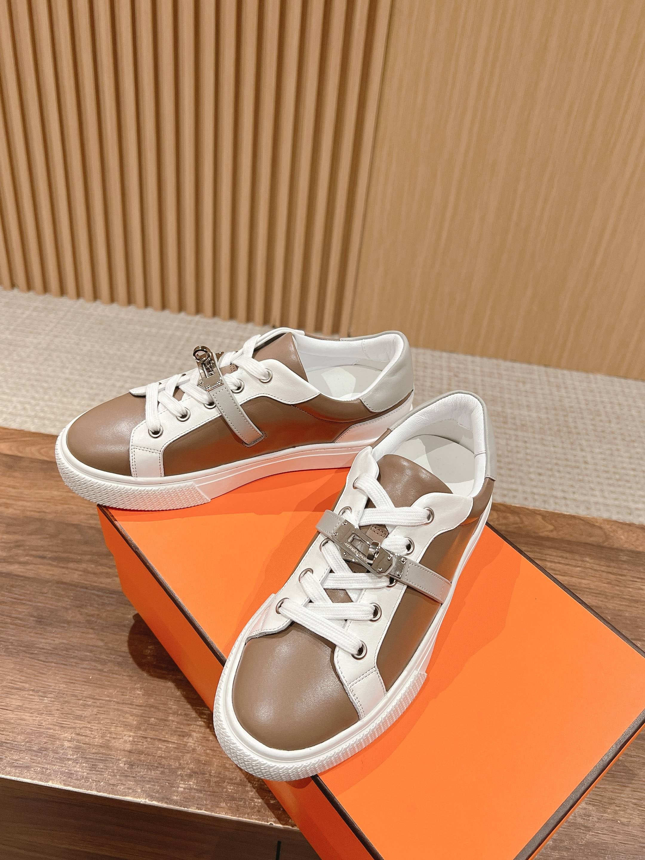 Mehrfarbige Schuhe