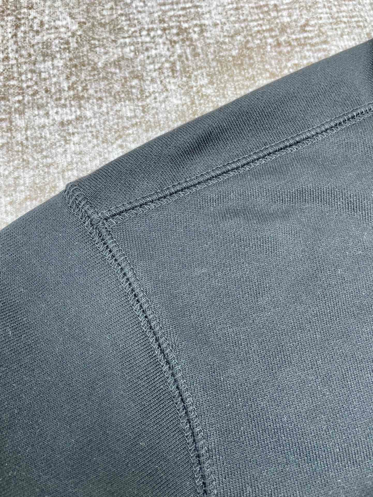 Schwarz-grüner Kapuzenpullover