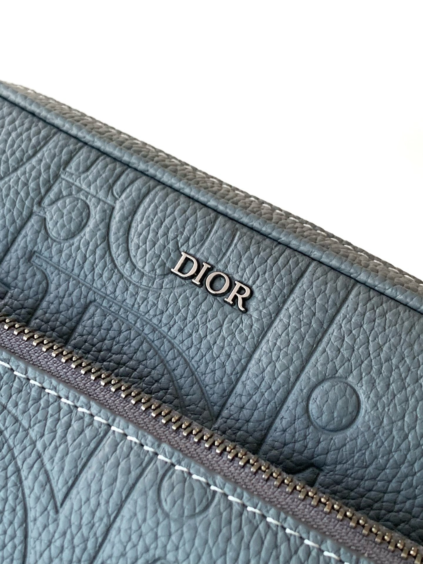 Graublaue und schwarze Tasche