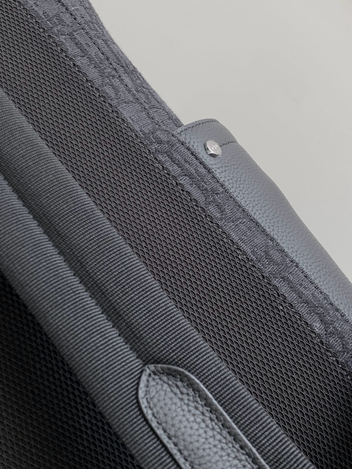Aprikosen- und schwarze Tasche