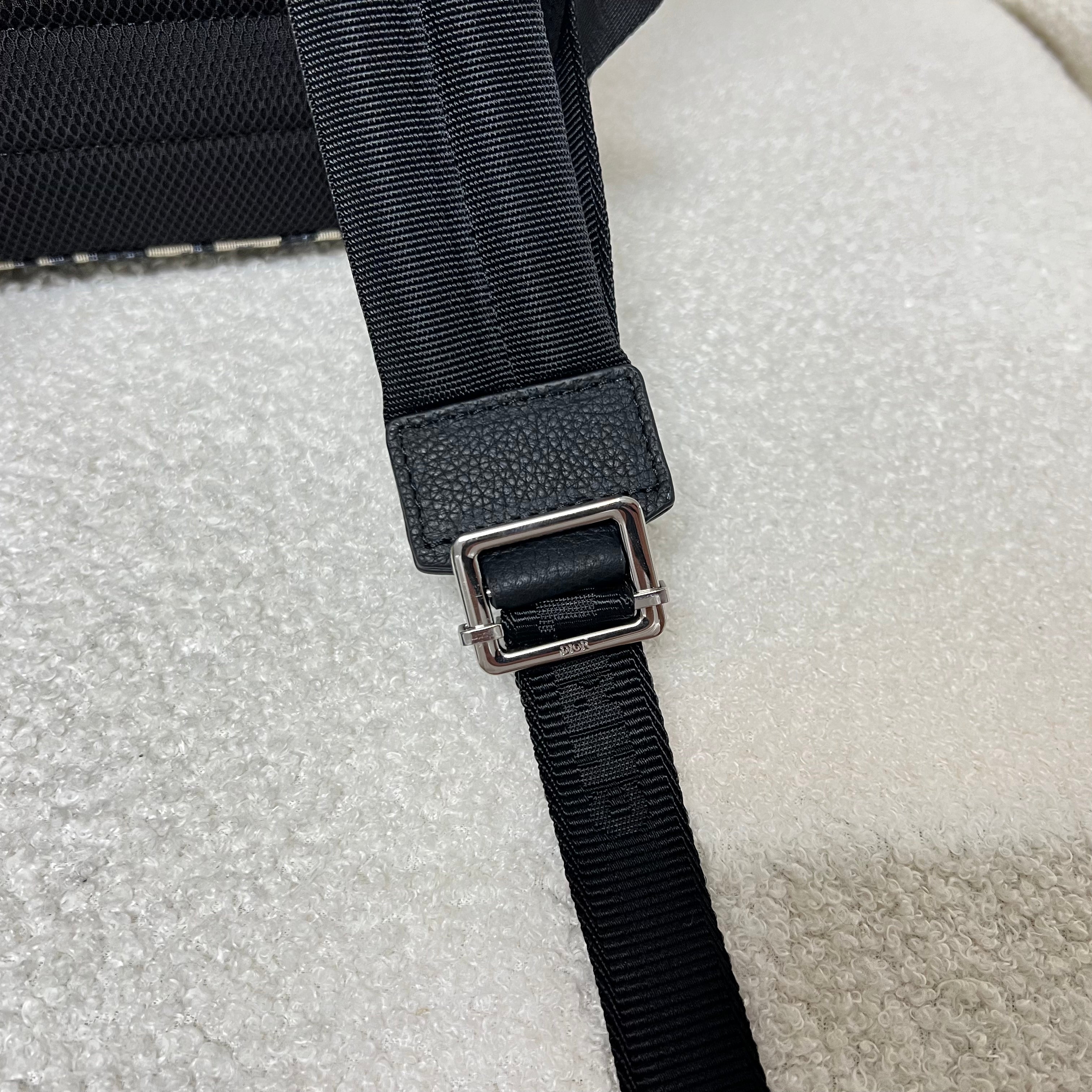 Blaue und schwarzgraue Tasche