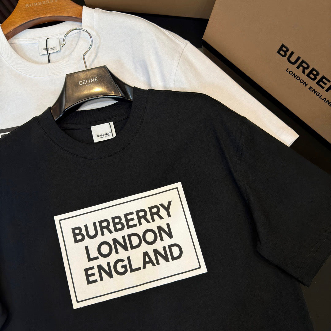 Schwarzes, weißes, khakifarbenes und graues T-Shirt