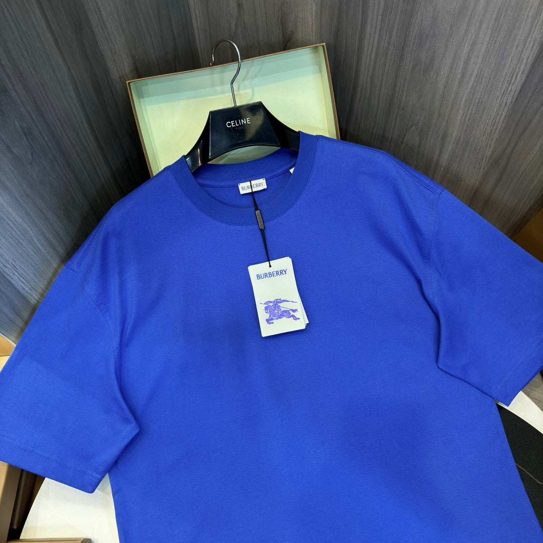 Weißes und blaues T-Shirt