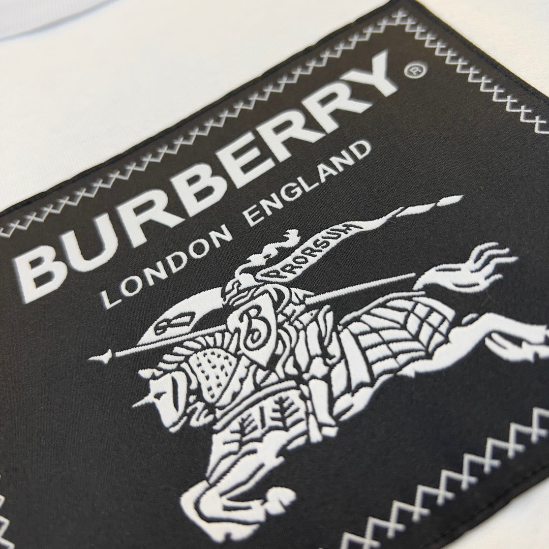 Schwarz-weißes T-Shirt