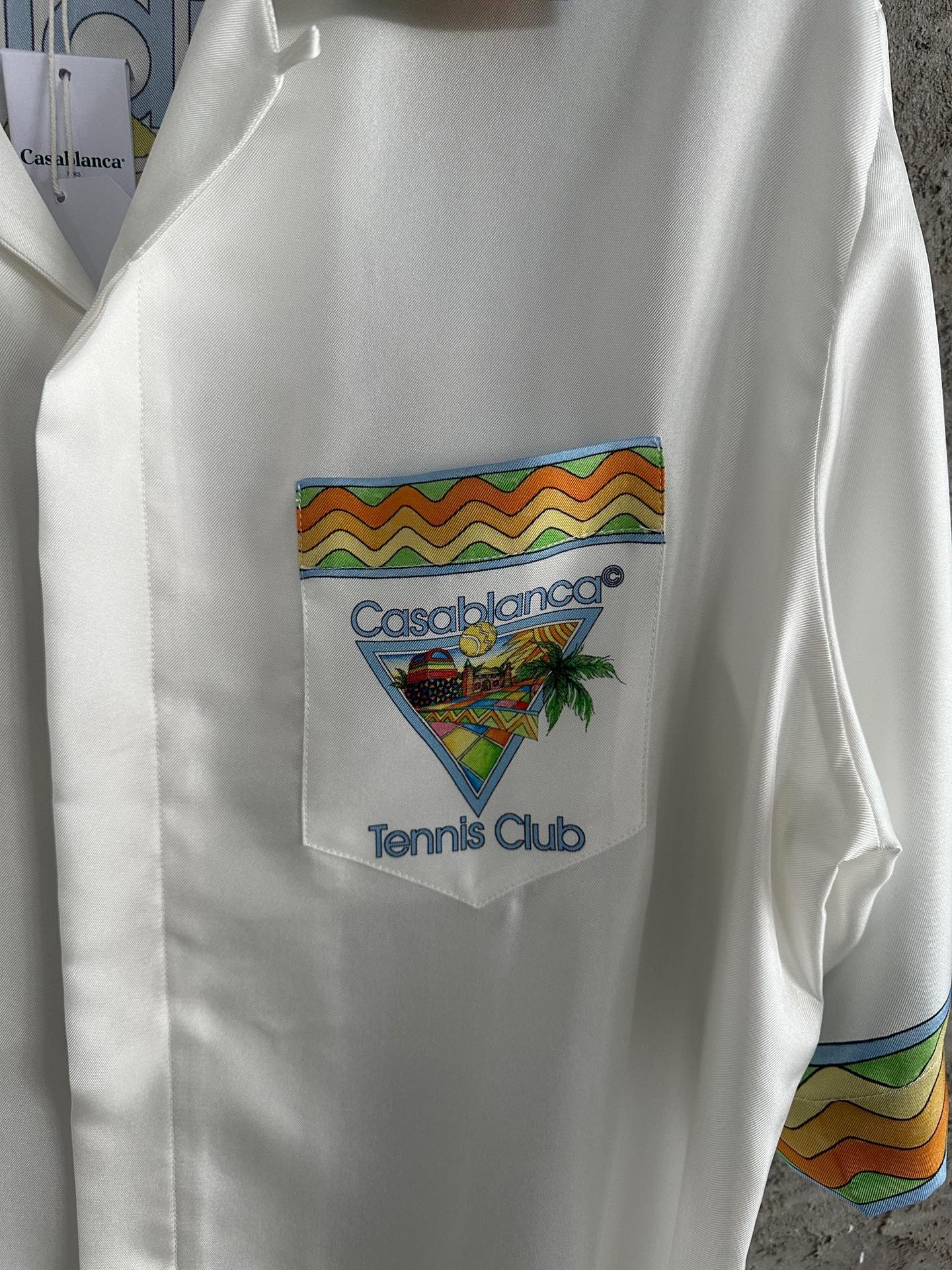 قميص متعدد الألوان