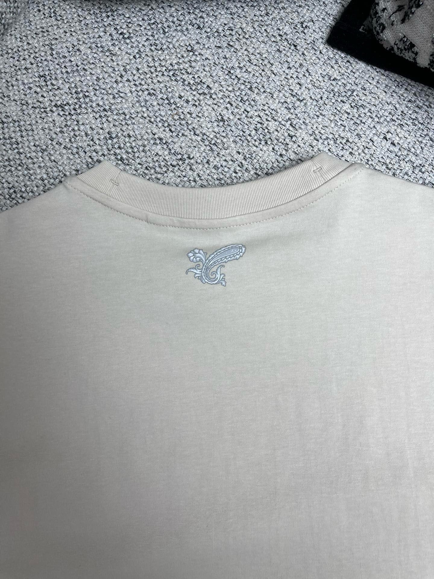 Schwarzes und beiges T-Shirt