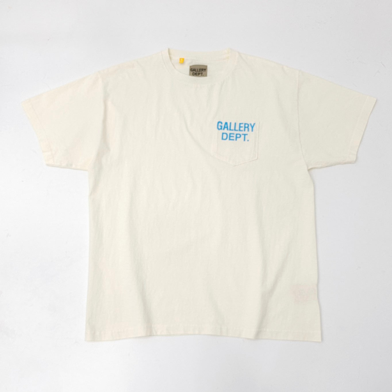 T-Shirt in Seeblau und Off-White