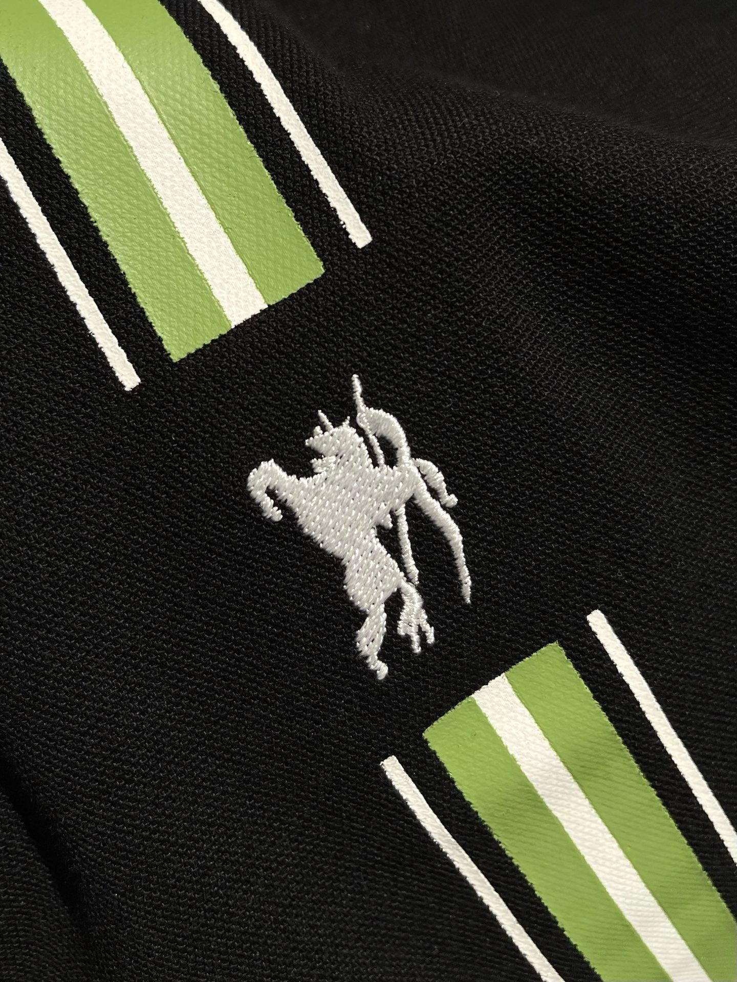 schwarzes und weißes Poloshirt