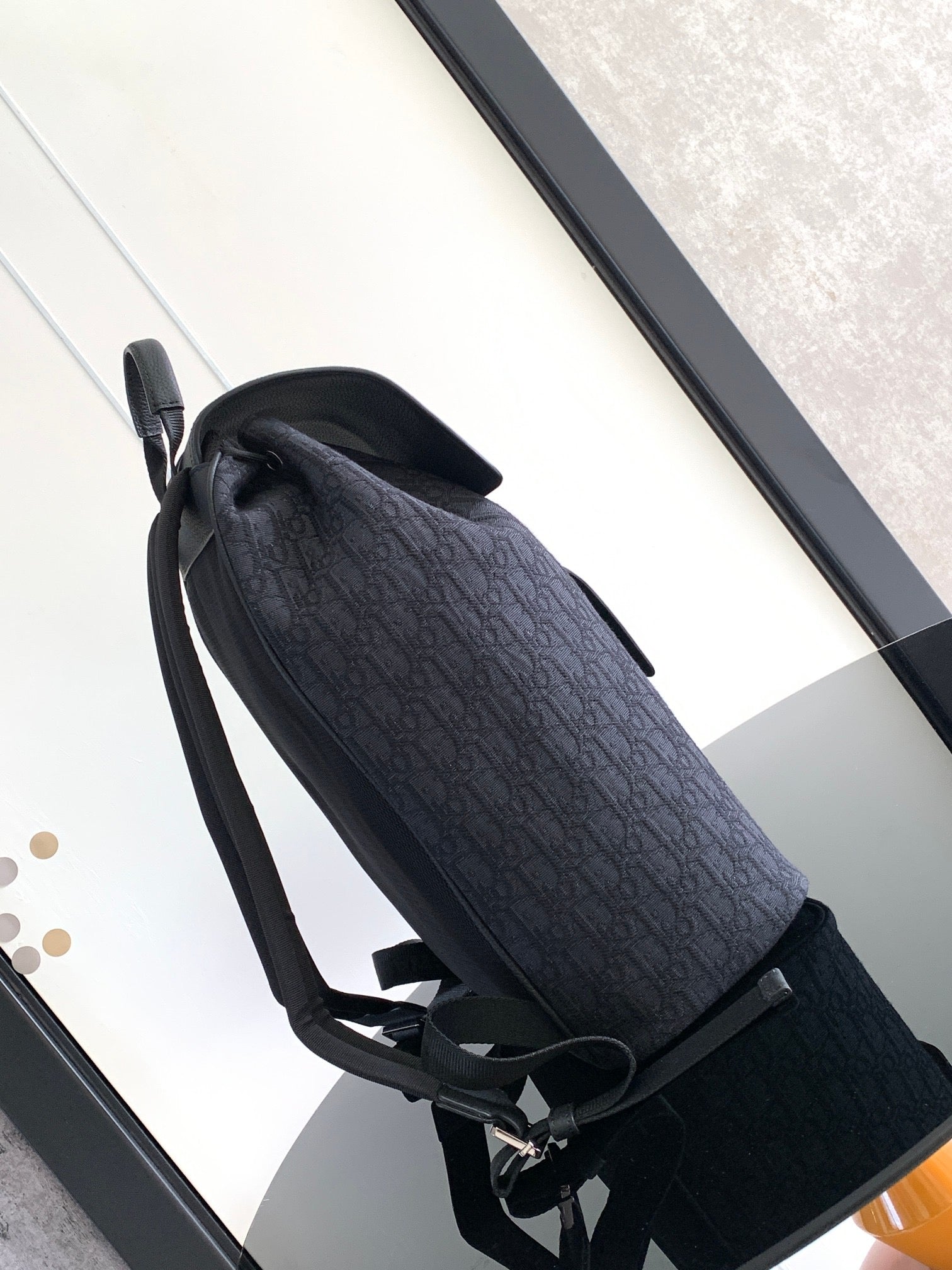 Aprikosen- und schwarze Tasche