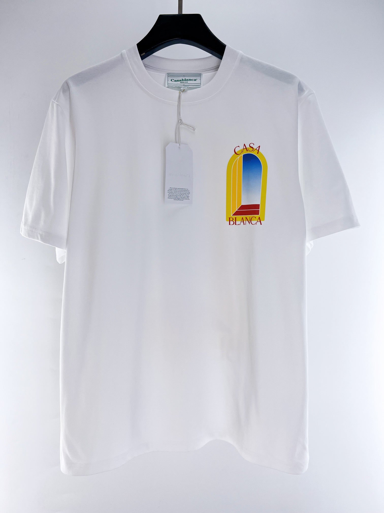 Gelbes und weißes T-Shirt
