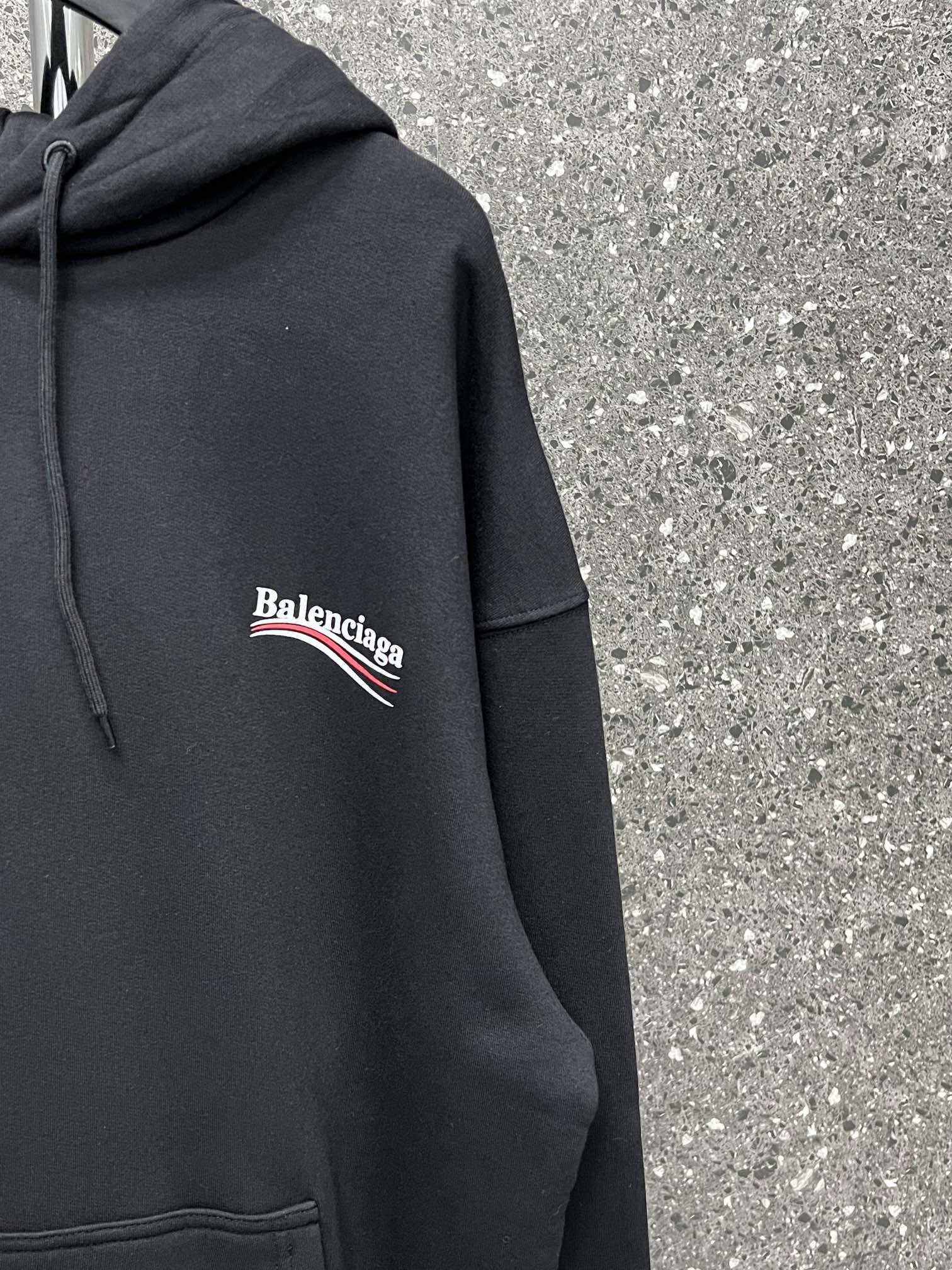 weißer und schwarzer Pullover mit einer Kapuze