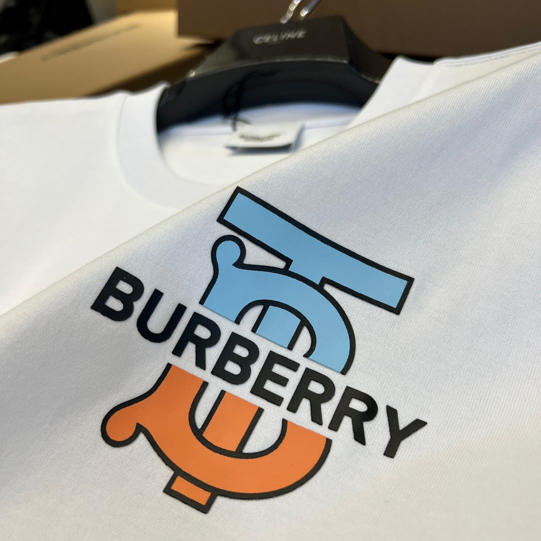 Schwarz-weißes T-Shirt