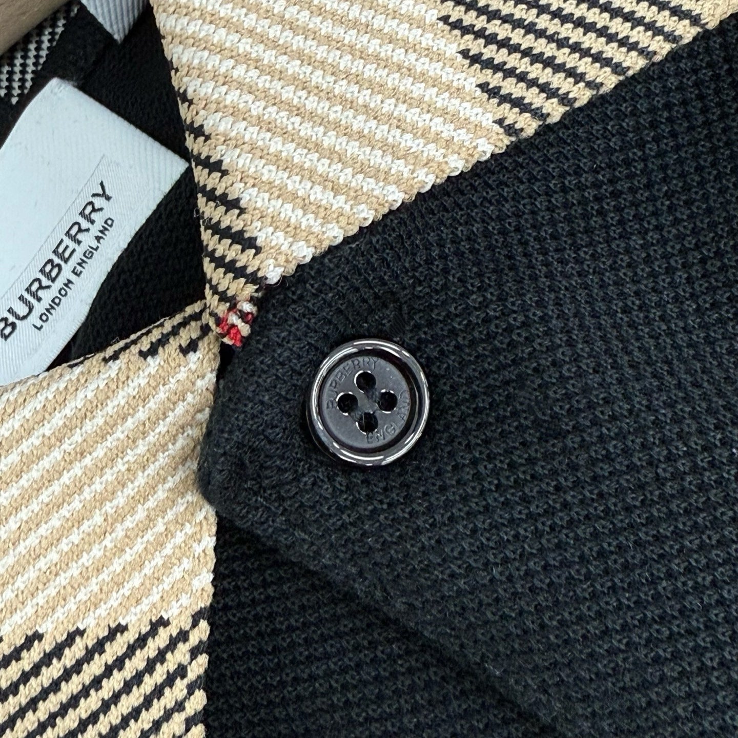 schwarzes und weißes Poloshirt